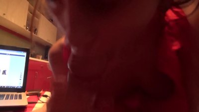 Skolflicka suger sin brors kuk när ingen är hemma