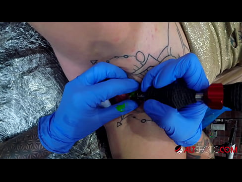 ❤️ Extremt tatuerade snyggingen Sully Savage fick en tatuering på sin klitoris ❤️❌ Högkvalitativ porr at us ❌